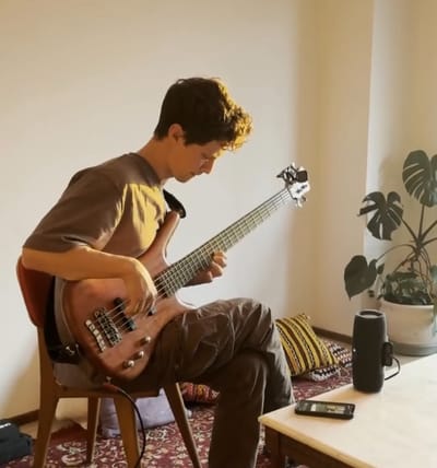 Santiago Nazareno tocando el bajo en show