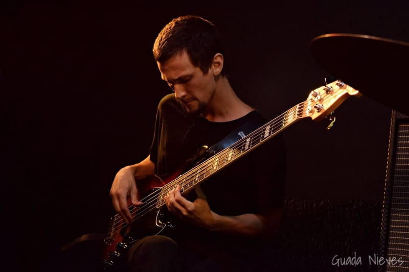 Santiago Nazareno tocando el bajo